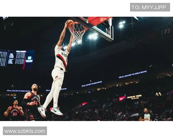 波什在激烈对决中挑战开拓者展现篮球技巧与团队合作的精彩瞬间